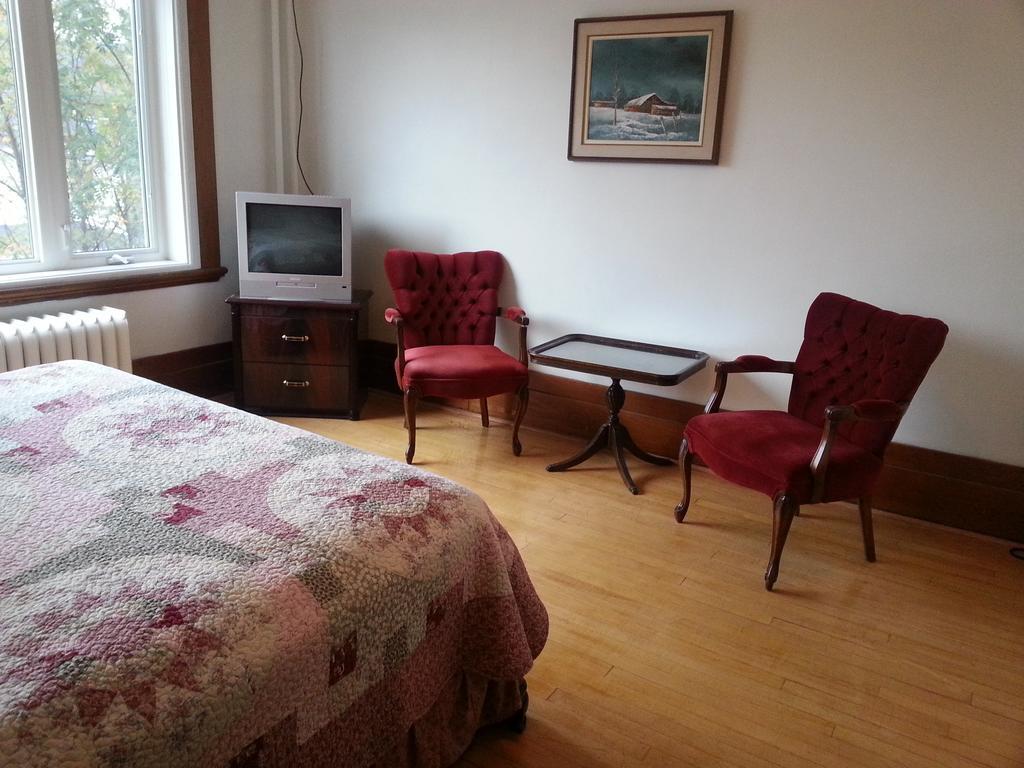 Le Petit Chateau Montebello B&B الغرفة الصورة