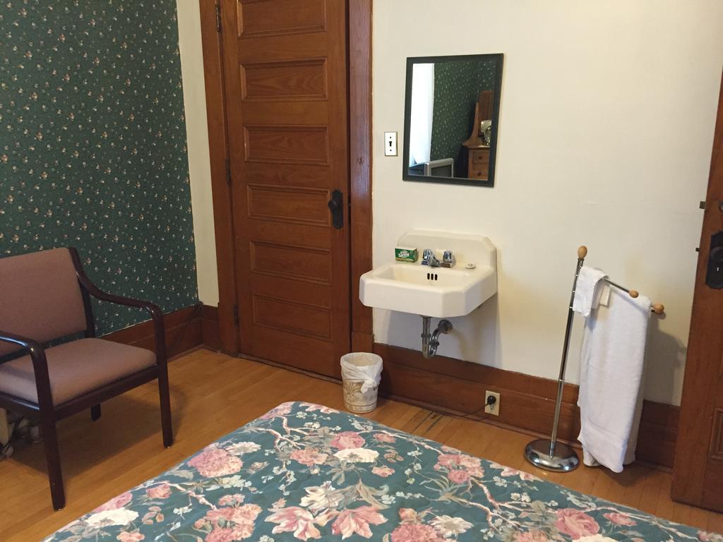 Le Petit Chateau Montebello B&B الغرفة الصورة