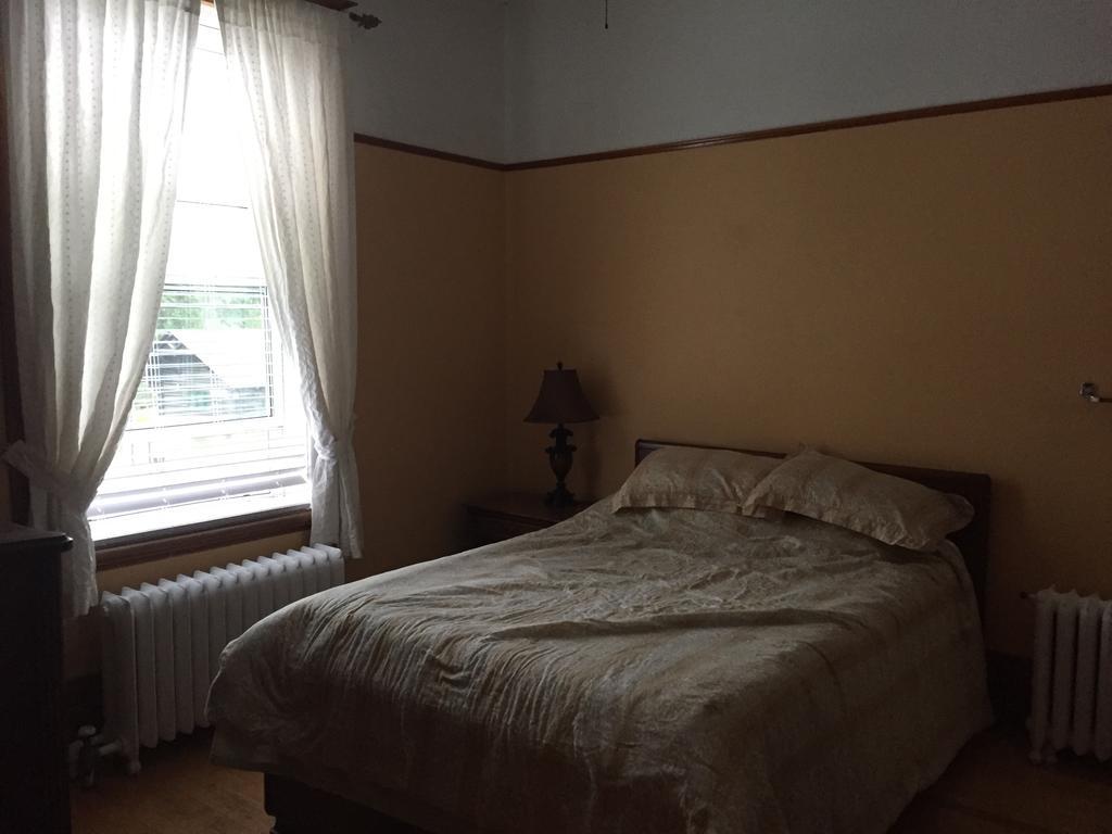 Le Petit Chateau Montebello B&B الغرفة الصورة