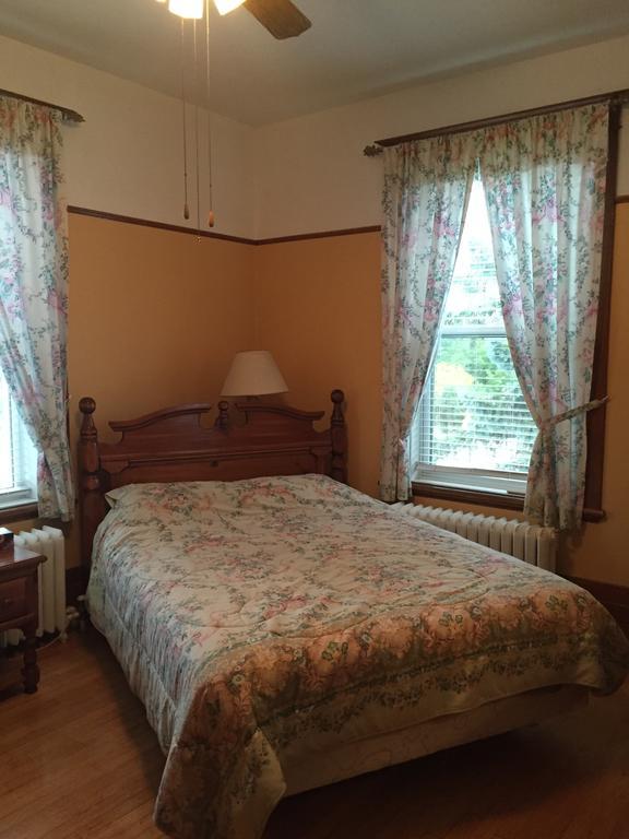 Le Petit Chateau Montebello B&B الغرفة الصورة