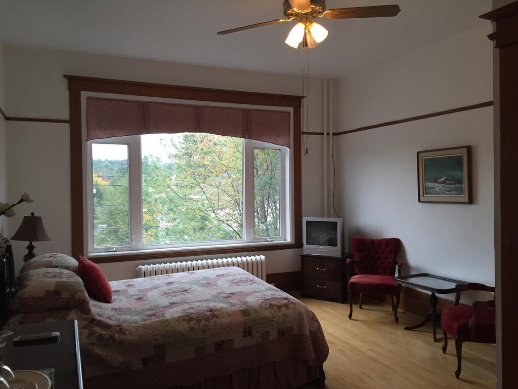 Le Petit Chateau Montebello B&B الغرفة الصورة