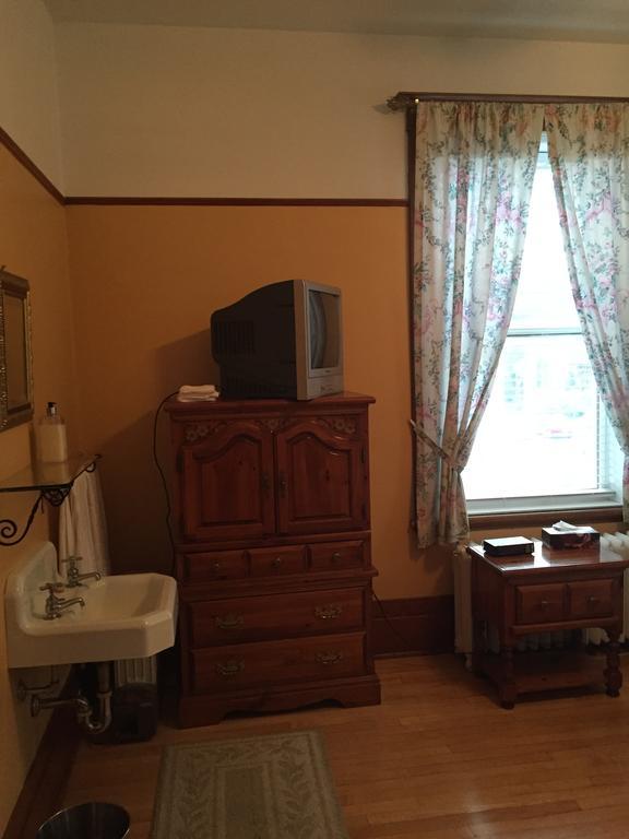 Le Petit Chateau Montebello B&B الغرفة الصورة
