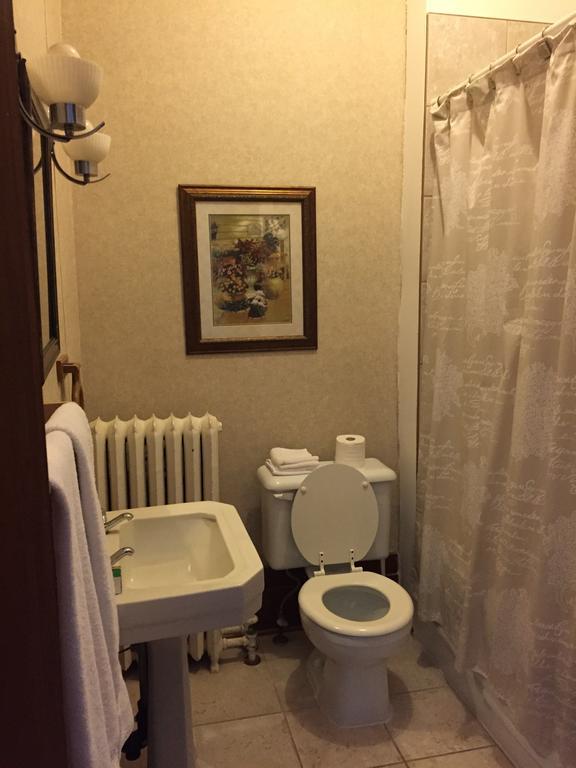Le Petit Chateau Montebello B&B الغرفة الصورة