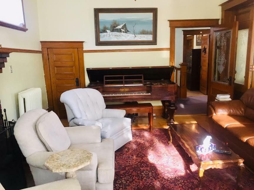 Le Petit Chateau Montebello B&B المظهر الخارجي الصورة