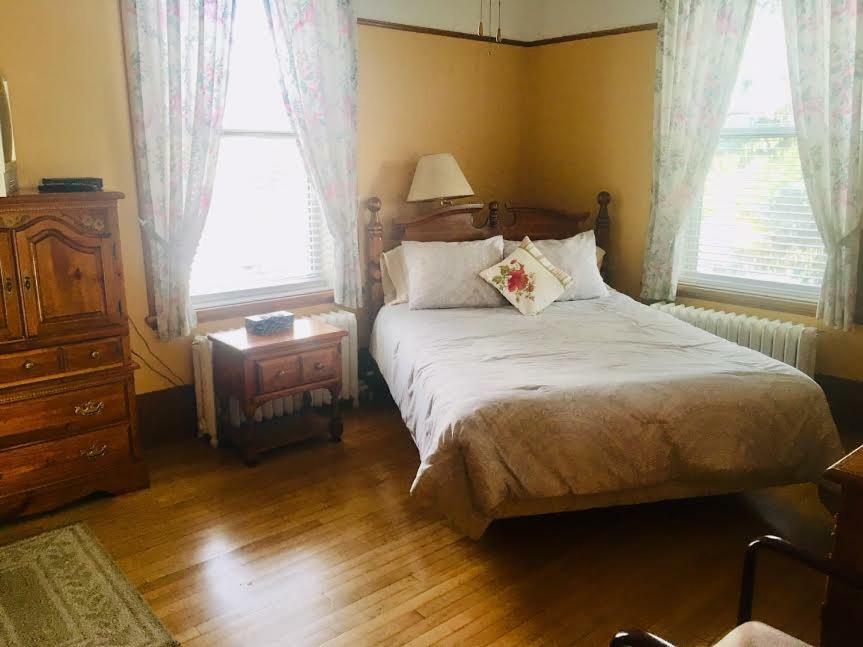 Le Petit Chateau Montebello B&B المظهر الخارجي الصورة